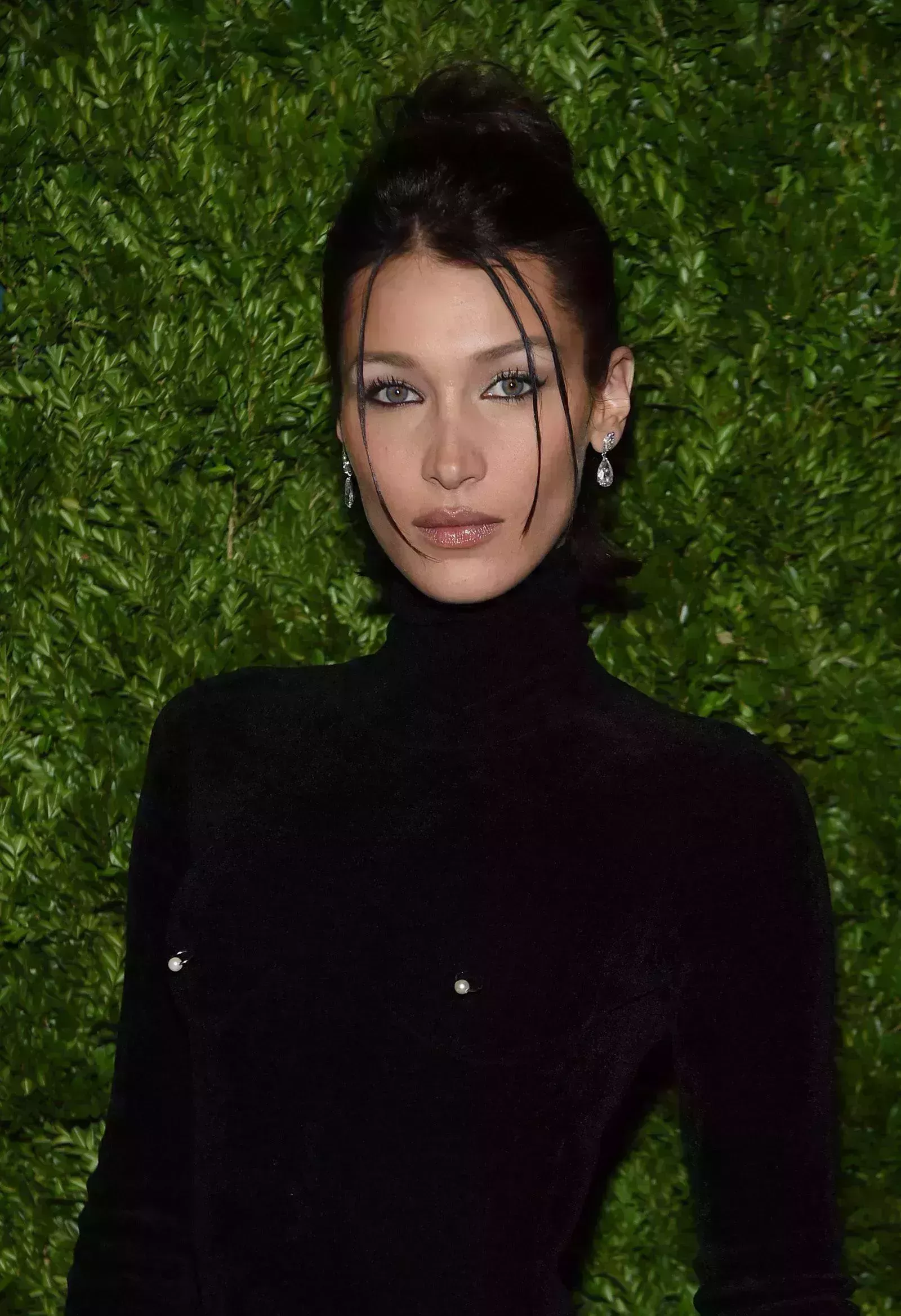 Bella Hadid acaba de estrenar un flequillo cortado en la Semana de la Moda de París