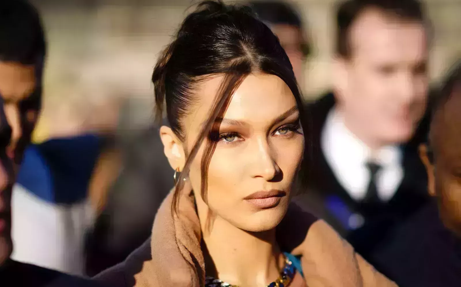 Bella Hadid acaba de estrenar un flequillo cortado en la Semana de la Moda de París