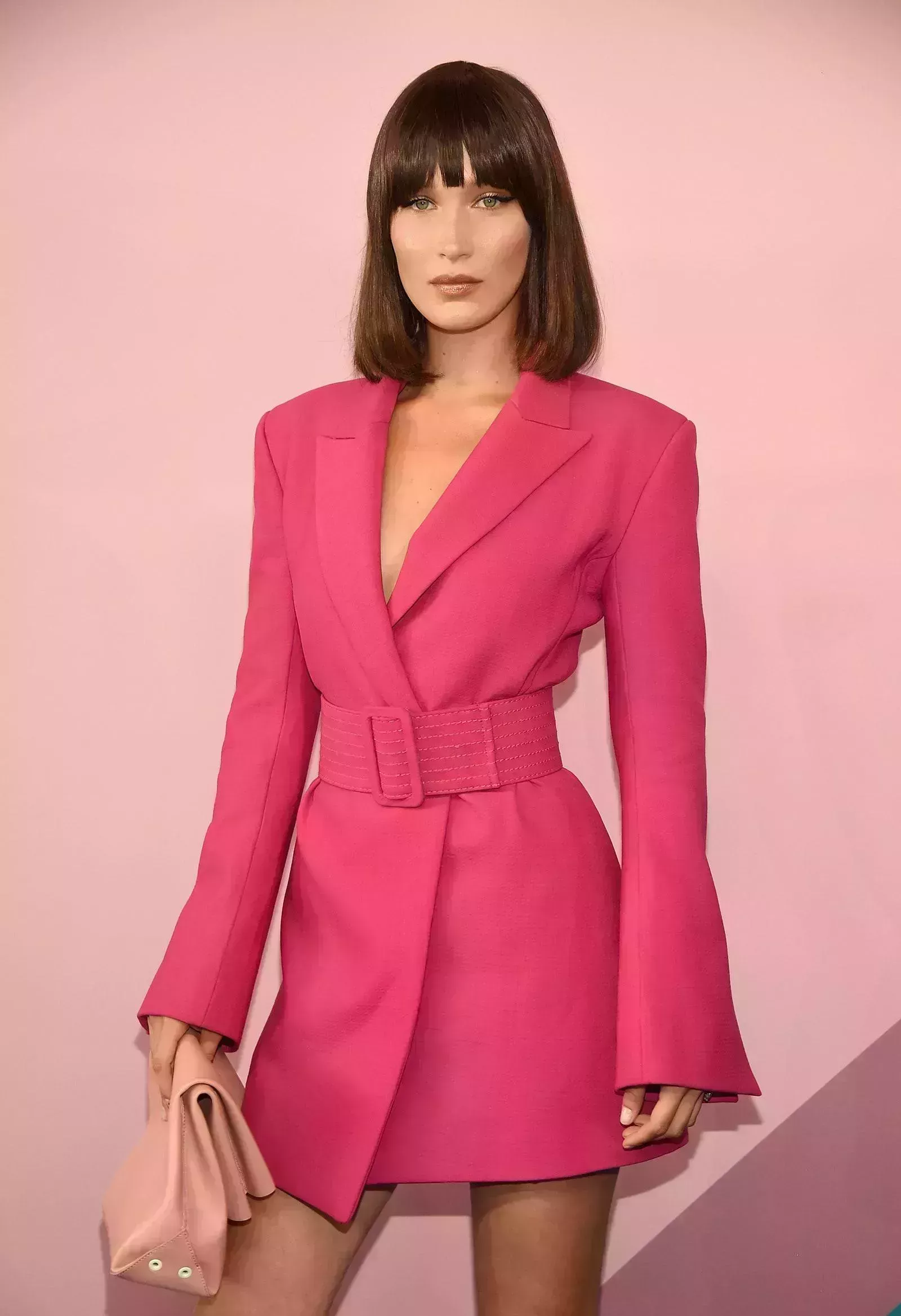 Bella Hadid acaba de estrenar un flequillo cortado en la Semana de la Moda de París