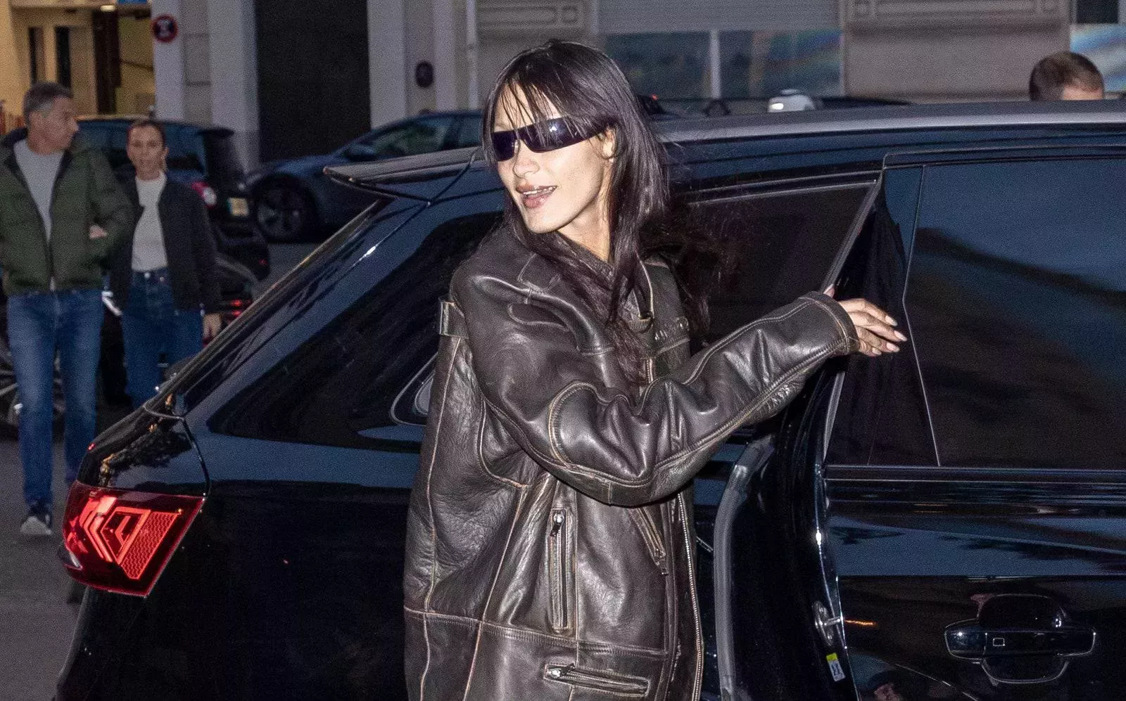 Bella Hadid acaba de estrenar un flequillo cortado en la Semana de la Moda de París