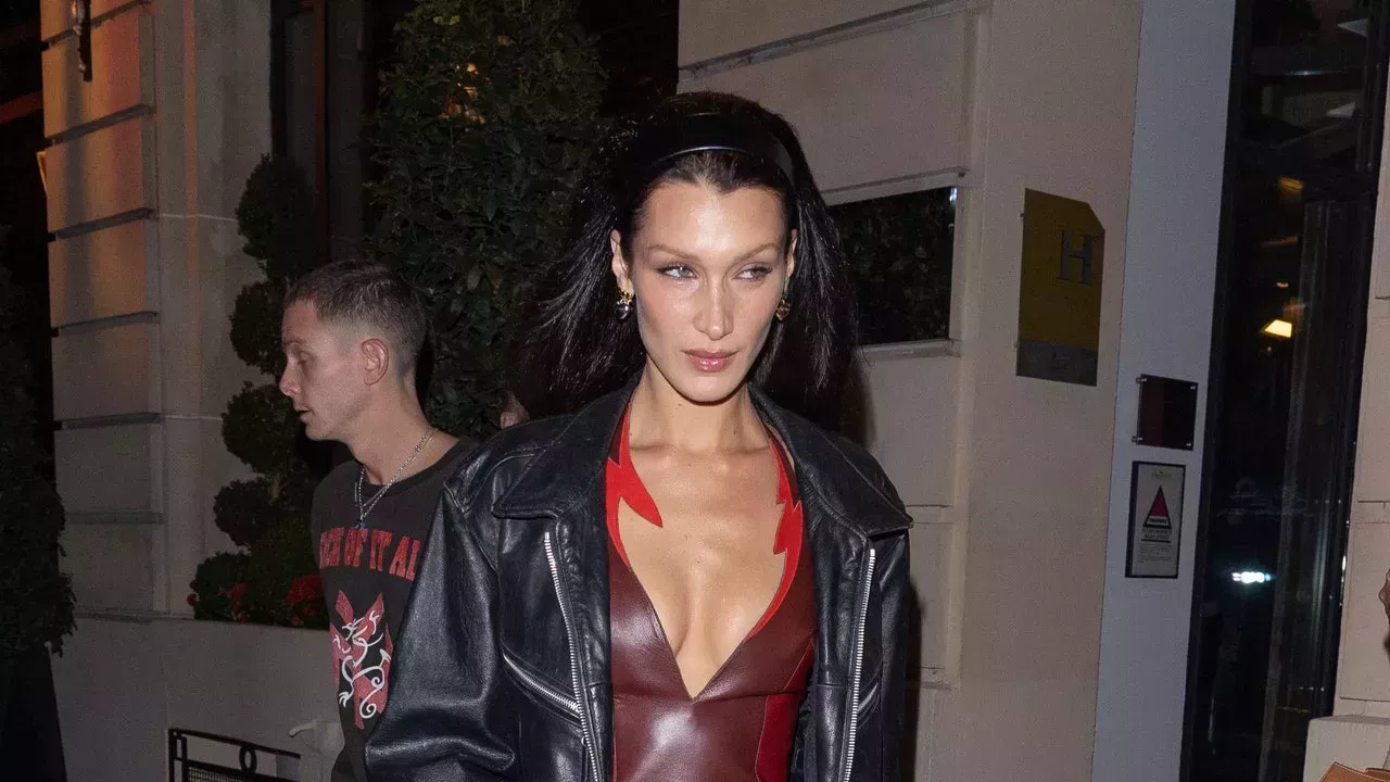 Bella Hadid acaba de estrenar un flequillo cortado en la Semana de la Moda de París