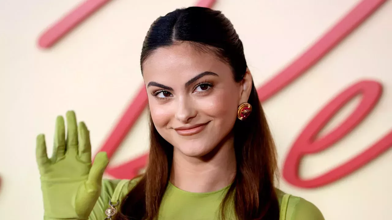 Camila Mendes llevó dos vestidos con corpiño al estreno de su película