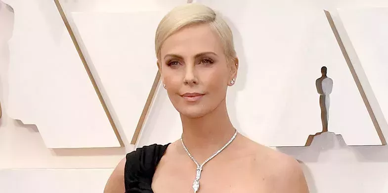 Charlize Theron dice que fue menospreciada por un director masculino que la hizo asistir a múltiples pruebas de vestuario