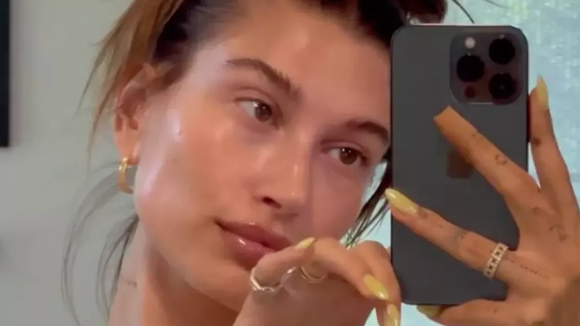 El sencillo truco de Hailey Bieber con su base de maquillaje es la clave de su piel de 