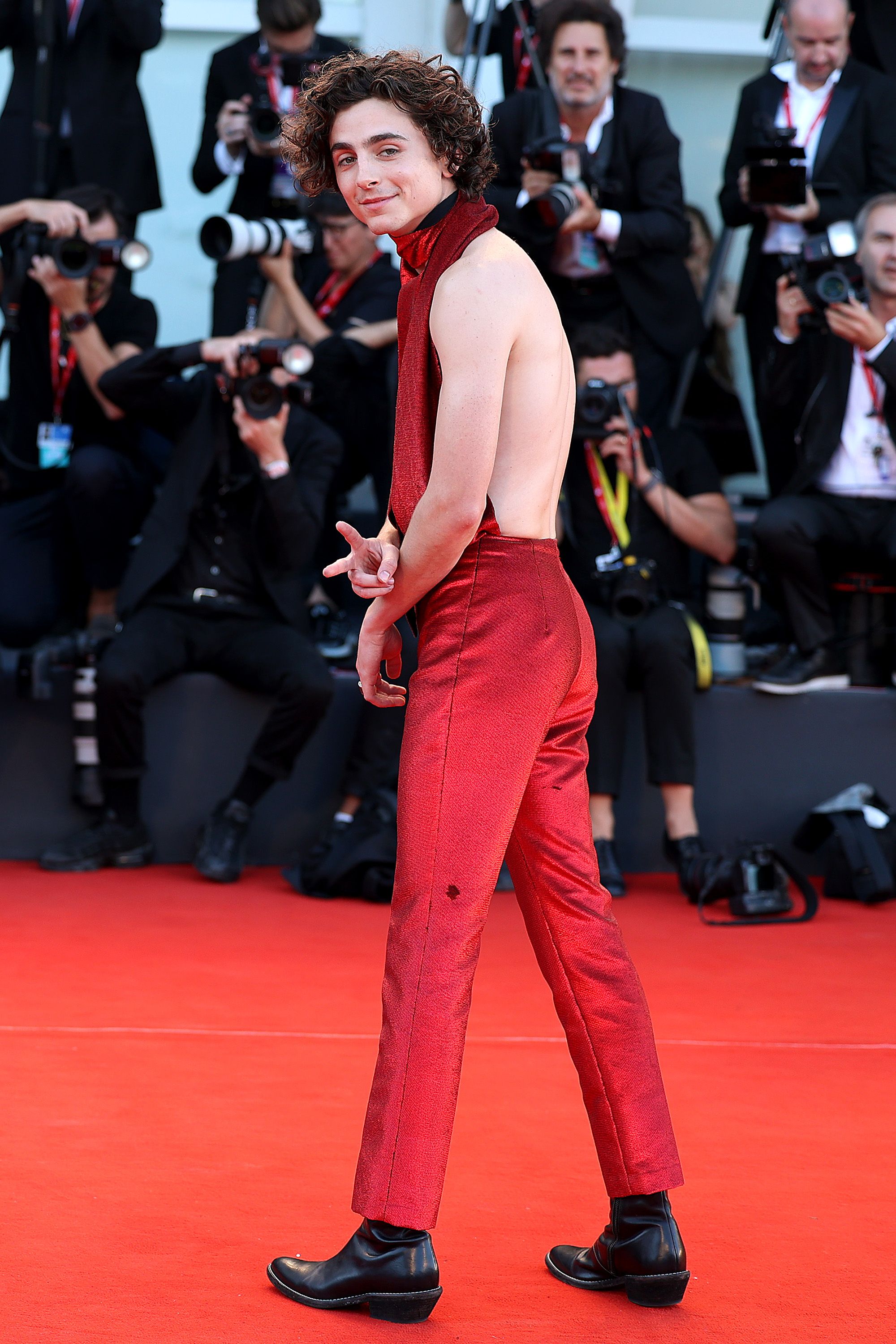 El top rojo sin espalda de Timothée Chalamet casi rompe Twitter