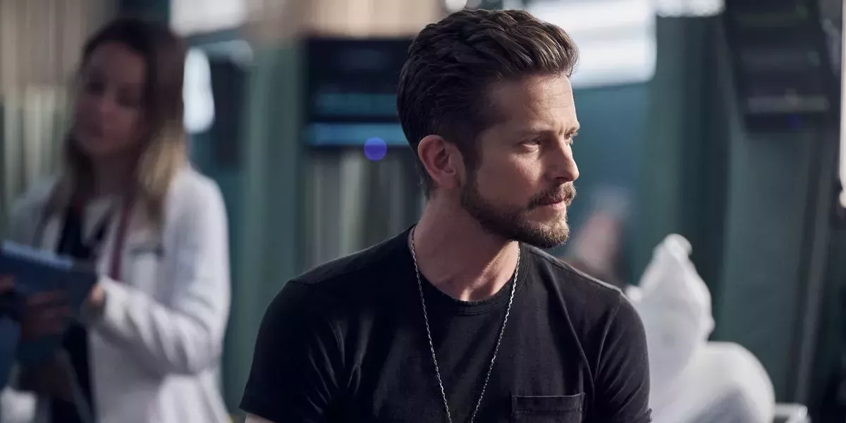 Exclusiva del estreno de la sexta temporada de 'The Resident': Mira cómo Conrad consuela a Gigi tras una siniestra pesadilla que podría presagiar el futuro