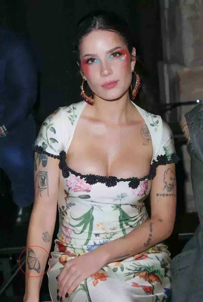 Guía completa de los más de 30 tatuajes de Halsey y su significado