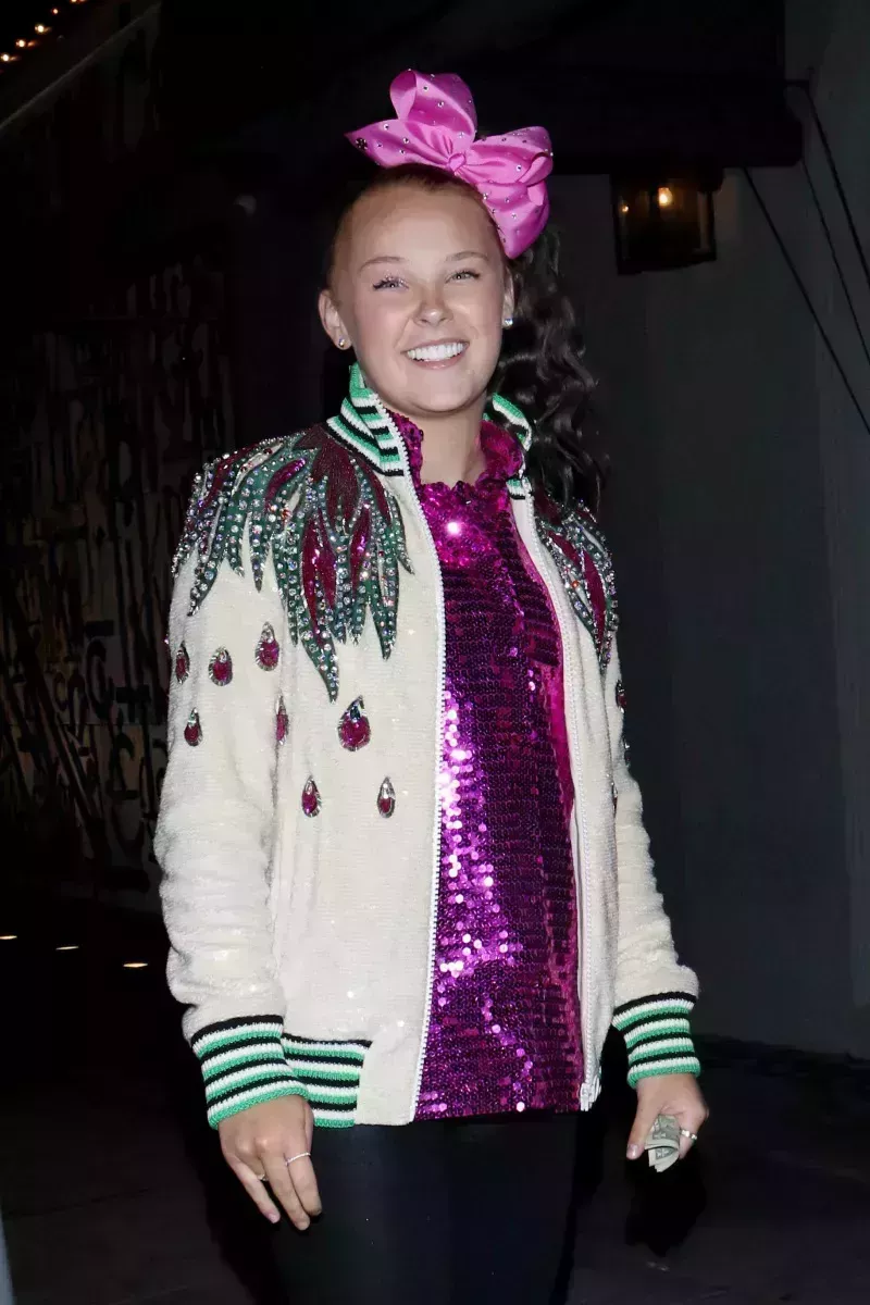 La dramática transformación del cabello de JoJo Siwa, de la icónica cola de caballo al corte de pelo: Fotos