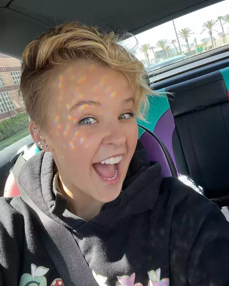 La dramática transformación del cabello de JoJo Siwa, de la icónica cola de caballo al corte de pelo: Fotos