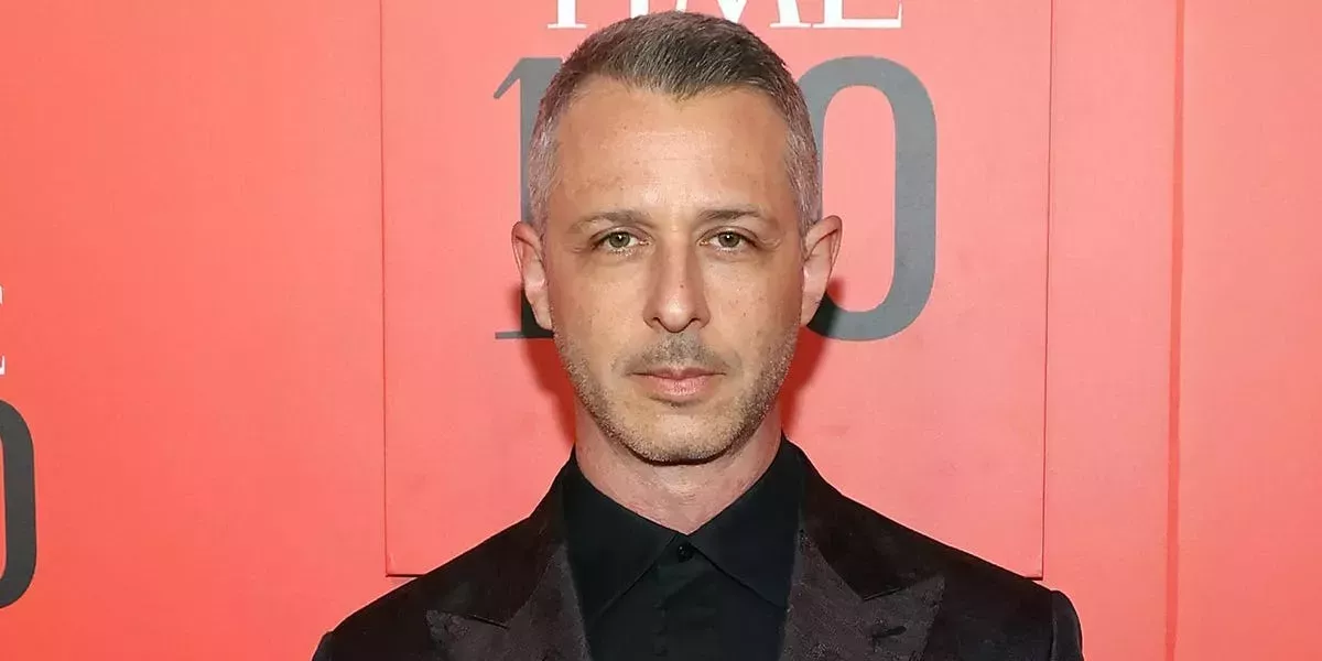 La estrella de 'Succession' Jeremy Strong dice que su perfil en el New Yorker fue una