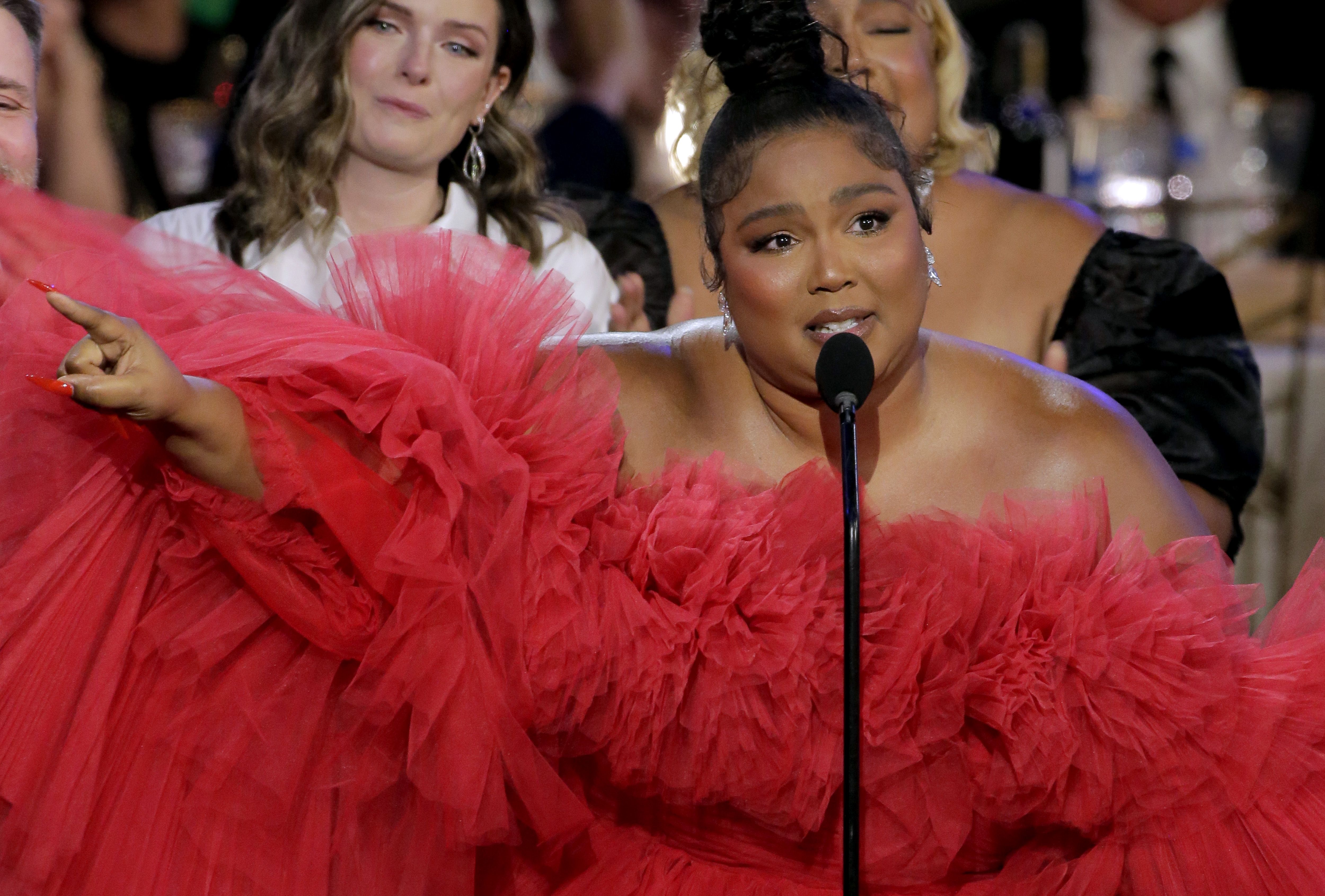 Lizzo dio un emotivo discurso de aceptación de los Emmy al hablar de ser la representación que quería ver cuando era niña