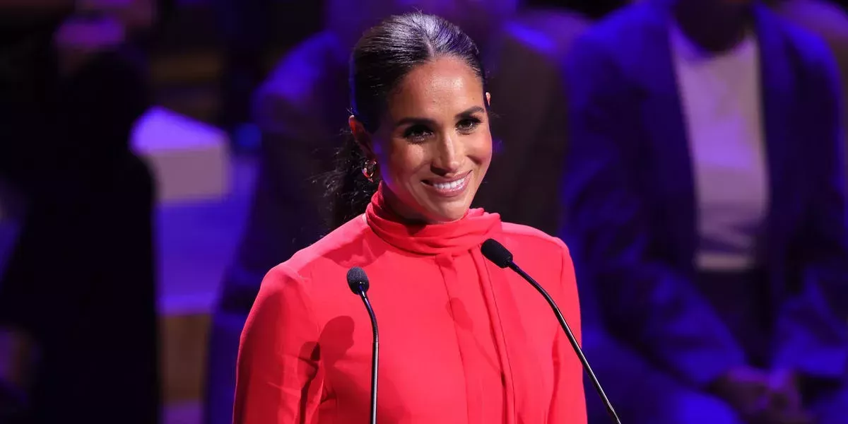 Meghan Markle ofrece palabras de aliento a la próxima generación de líderes en su primer discurso en el Reino Unido en dos años: