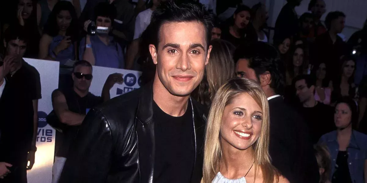 Sarah Michelle Geller dice que Howard Stern debería disculparse por la apuesta de que su matrimonio de 20 años con Freddie Prinze Jr. no duraría