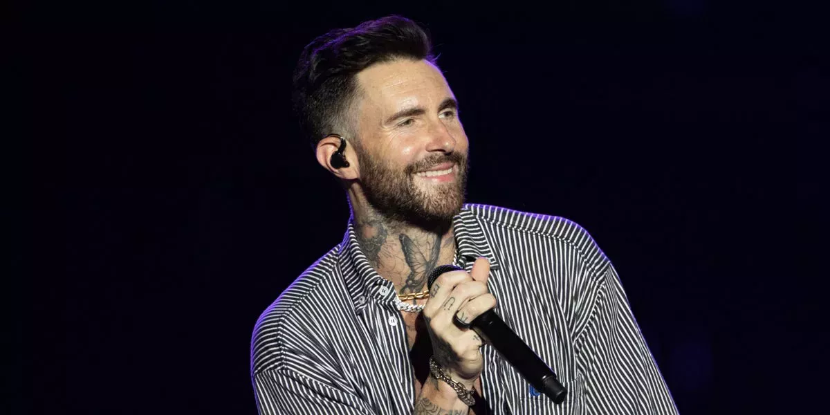 Twitter está teniendo un día de campo absoluto con los supuestos DMs subidos de tono de Adam Levine