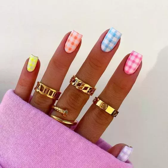 15 brillantes y sencillos diseños de uñas de verano para adolescentes