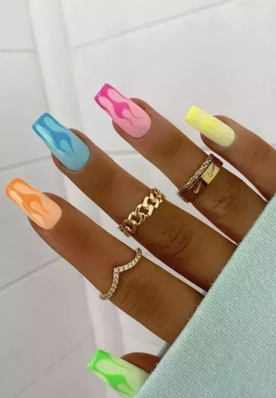 15 brillantes y sencillos diseños de uñas de verano para adolescentes