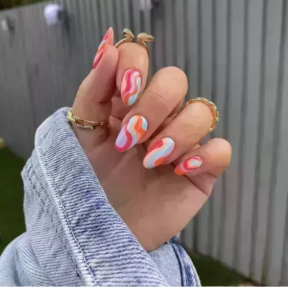 15 brillantes y sencillos diseños de uñas de verano para adolescentes