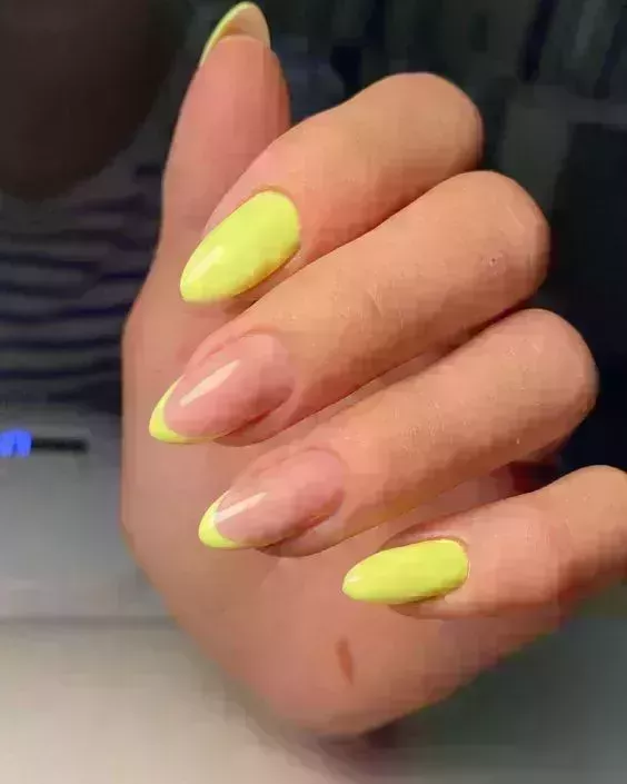 15 brillantes y sencillos diseños de uñas de verano para adolescentes