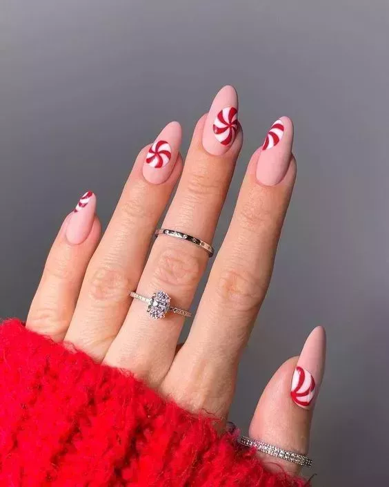 15 divertidos y creativos diseños de uñas de invierno para adolescentes