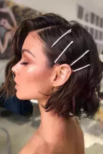 20 bonitos peinados de fiesta para el pelo corto