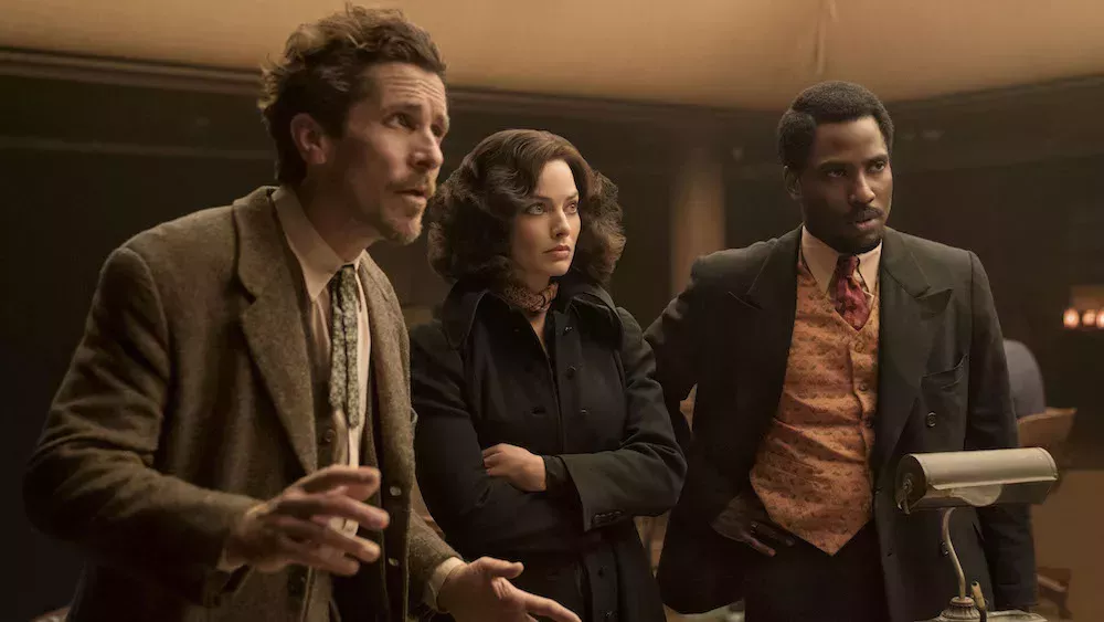Crítica de 'Amsterdam': Tres amigos intentan salvar a América en la desgarradora comedia de época de David O. Russell