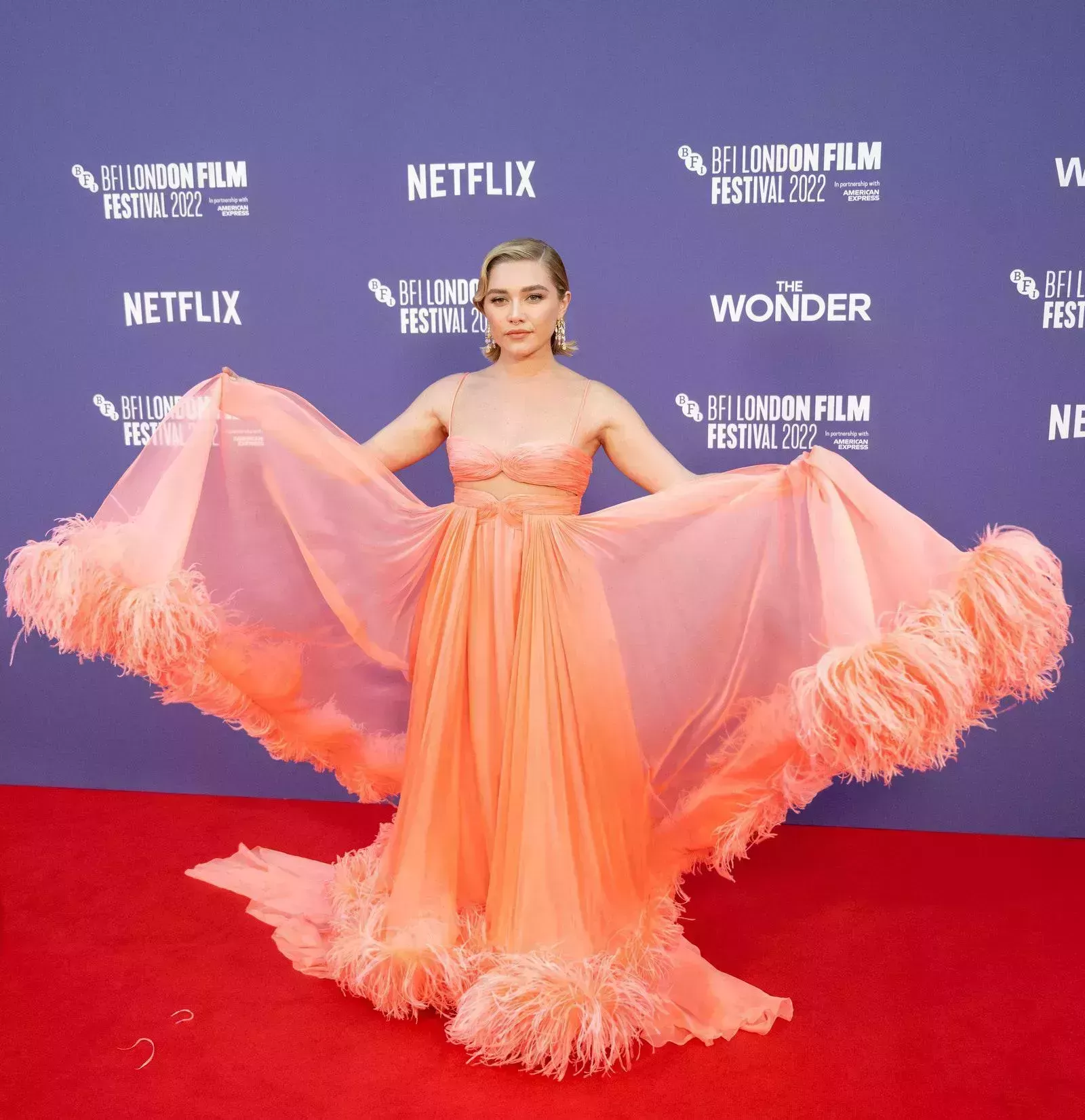 El vestido escarpado de Florence Pugh daba vibraciones del viejo Hollywood