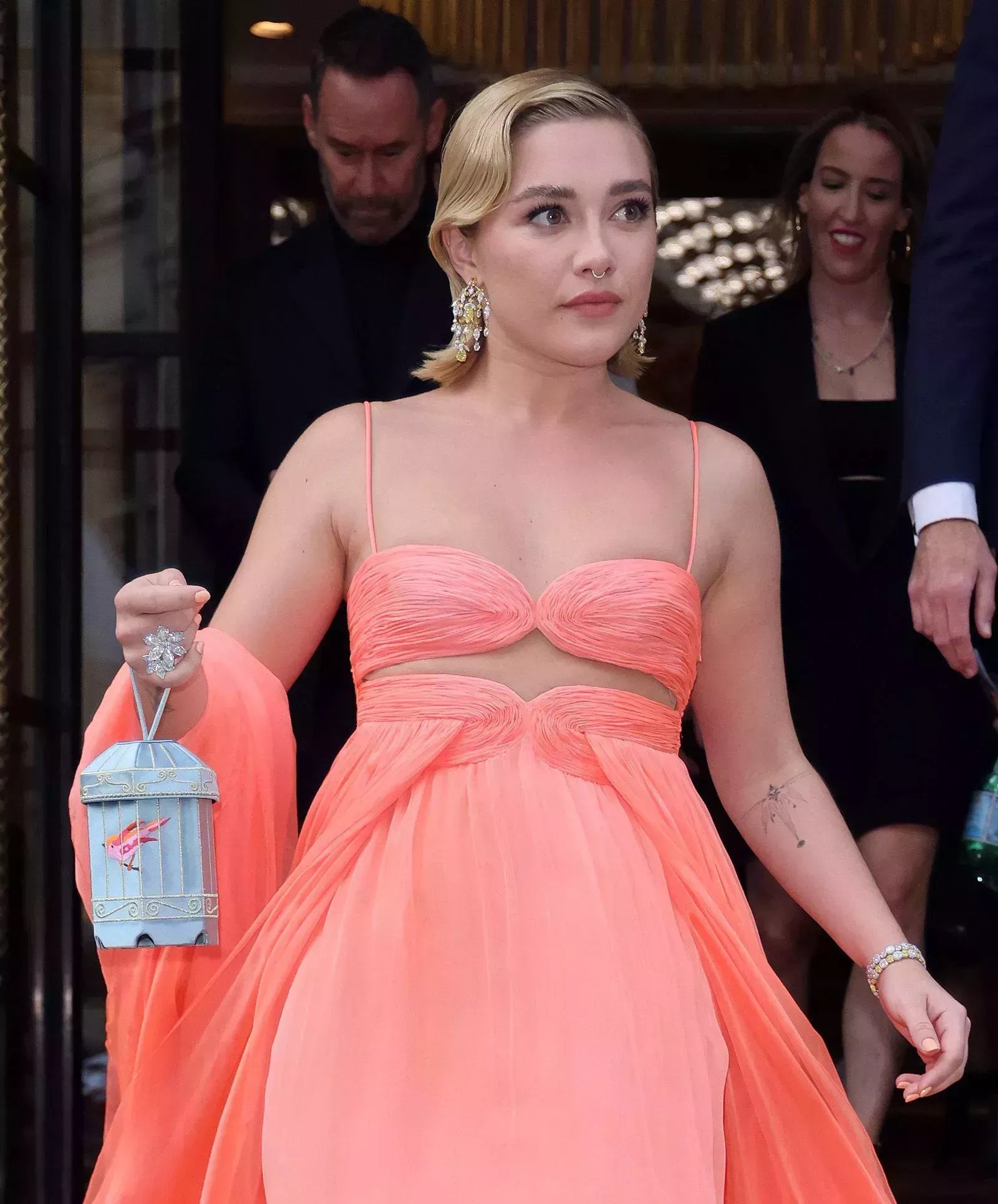 El vestido escarpado de Florence Pugh daba vibraciones del viejo Hollywood