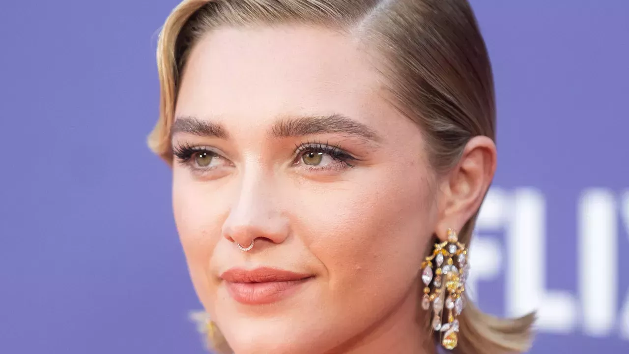 El vestido escarpado de Florence Pugh daba vibraciones del viejo Hollywood