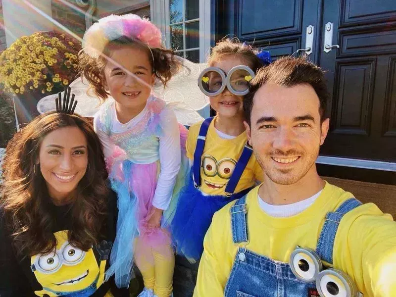 Fotos familiares de Kevin y Danielle Jonas con sus hijas Valentina y Alena