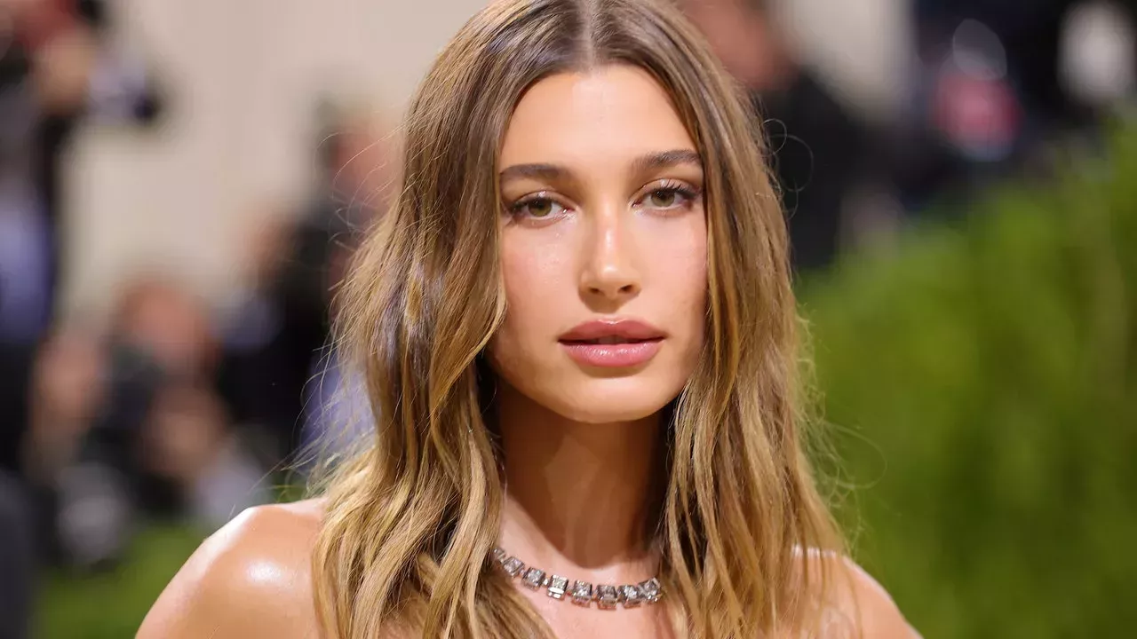 Hailey Bieber se puso lencería para la fiesta de cumpleaños disfrazada de Doja Cat