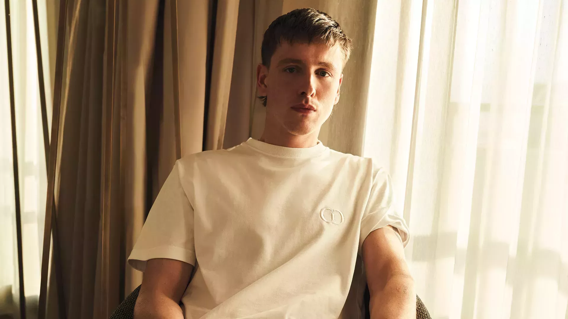 Harris Dickinson habla de su papel protagonista como modelo masculino en un crucero que vomita en 'Triángulo de tristeza'