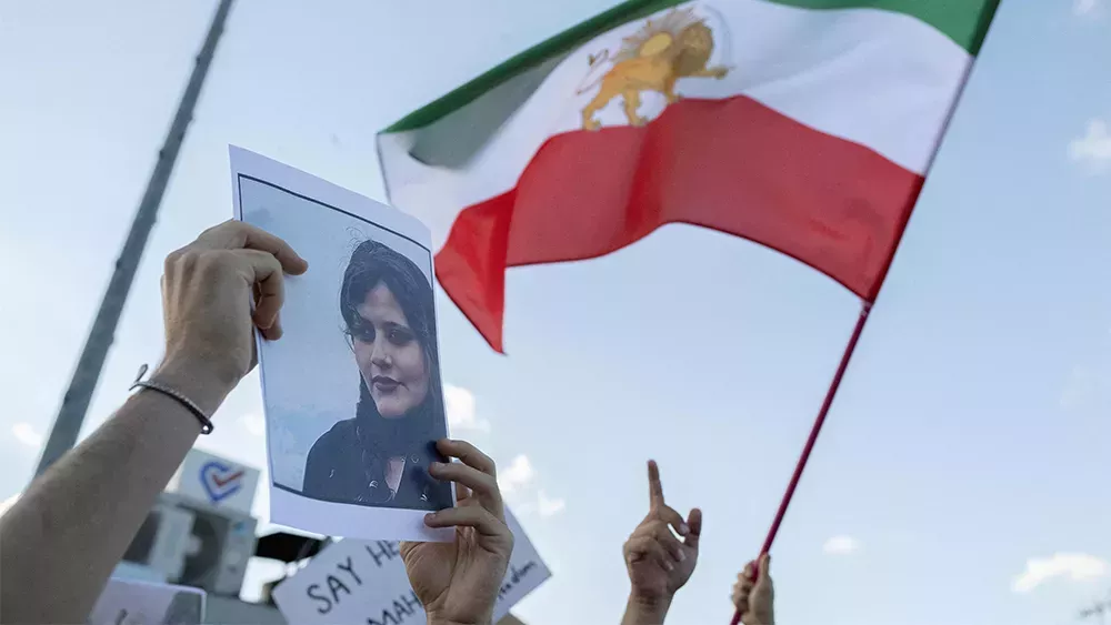 

	
		Juliette Binoche y Marion Cotillard se cortan el pelo y la industria cinematográfica francesa se une para apoyar las protestas de las mujeres iraníes tras la muerte de Mahsa Amini
	
	