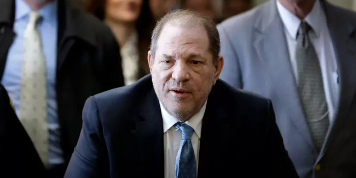 Los asientos de Harvey Weinstein fueron cambiados en un tribunal de Los Ángeles después de que estuviera mirando fijamente a los miembros del jurado durante 2 días seguidos