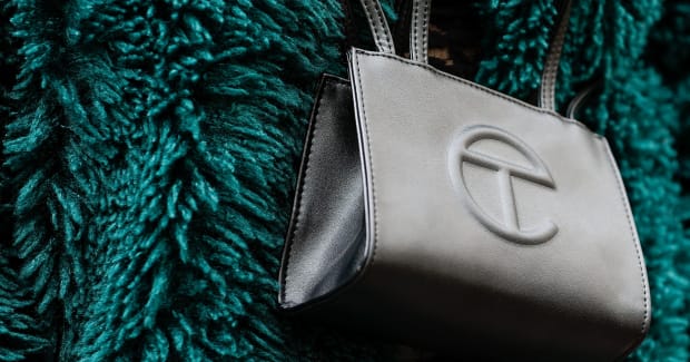 Los bolsos de Telfar conservan su valor mejor que los de Hermès
