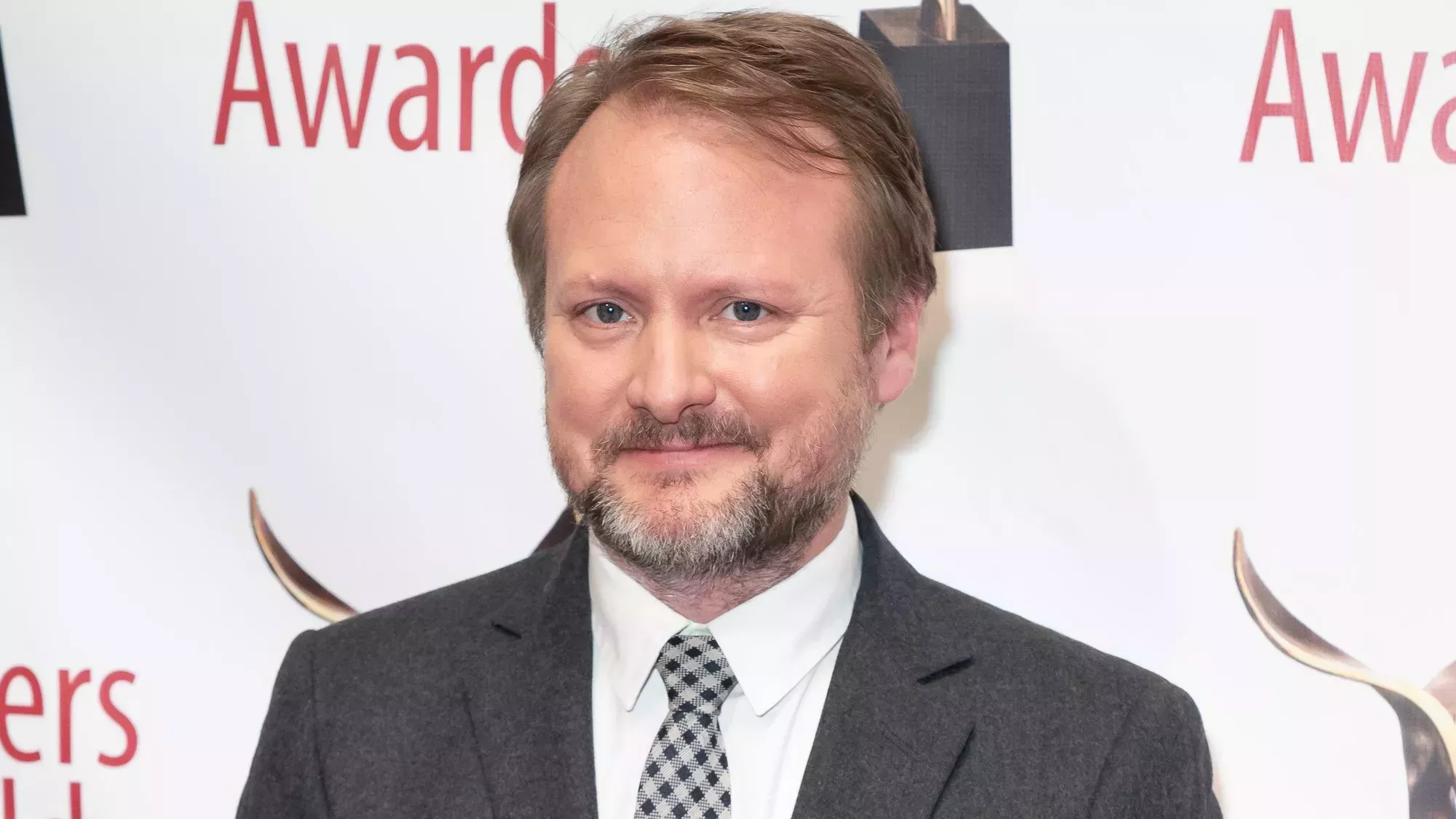 Rian Johnson habla de hacer más películas de 'Cuchillos fuera' después de 'Glass Onion', y de si su trilogía de 'Star Wars' se hará alguna vez: 'Dios, espero que sí'