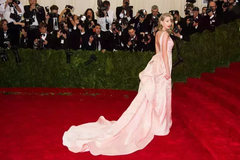 Todos los mejores momentos de Taylor Swift en la alfombra roja a lo largo de los años: Fotos