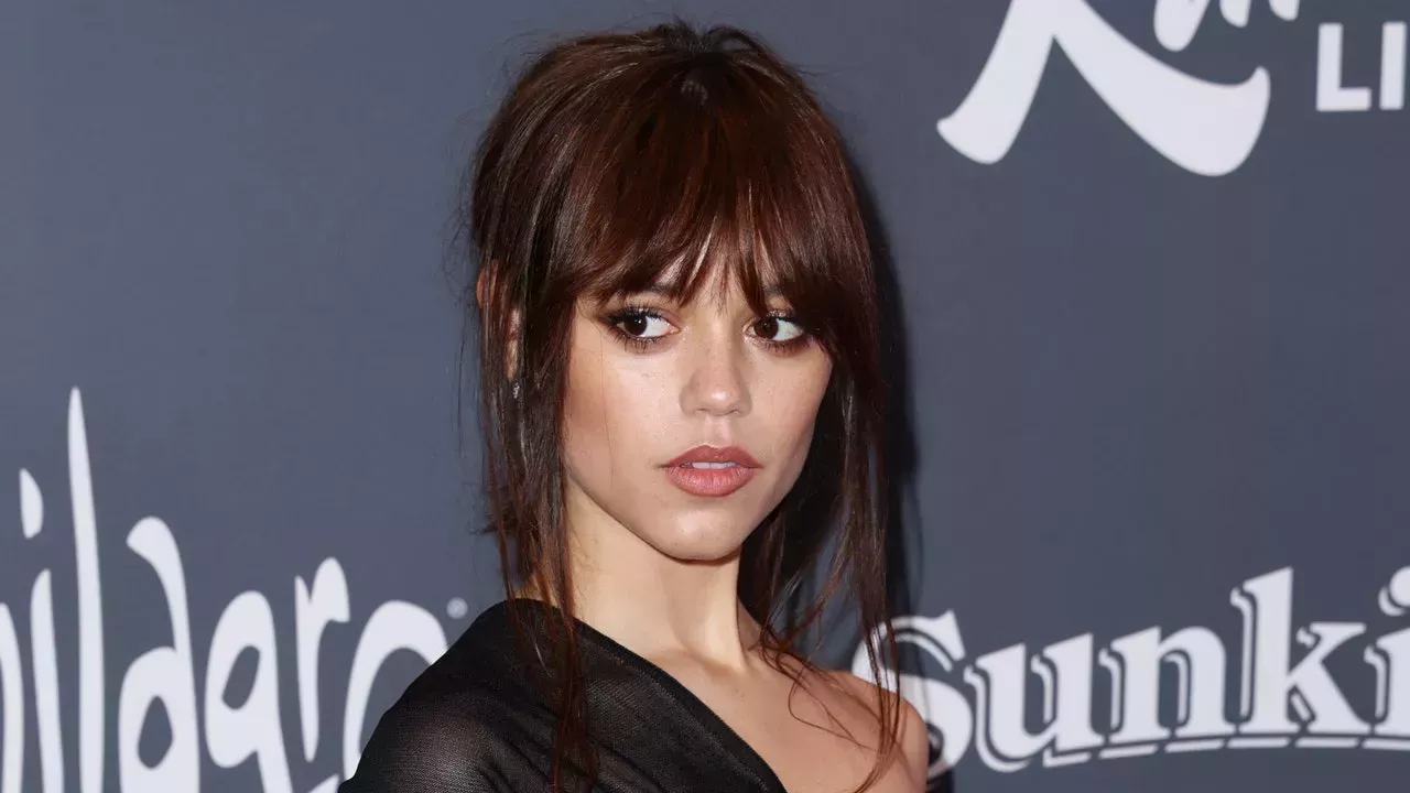 El vestido negro ultra transparente de Jenna Ortega es muy 