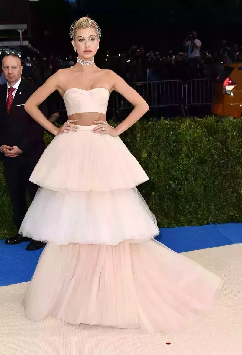 Los momentos más reveladores de Hailey Bieber en la alfombra roja: Fotos