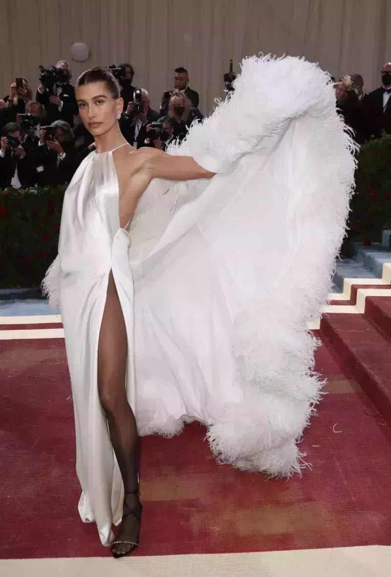 Los momentos más reveladores de Hailey Bieber en la alfombra roja: Fotos