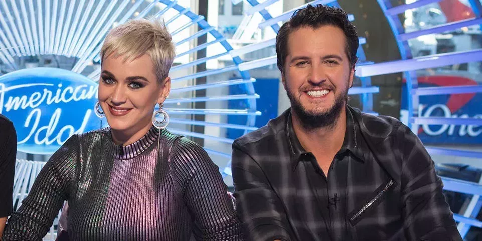 Luke Bryan defiende la polémica de las votaciones de Katy Perry mientras responde a una crítica de 'American Idol'