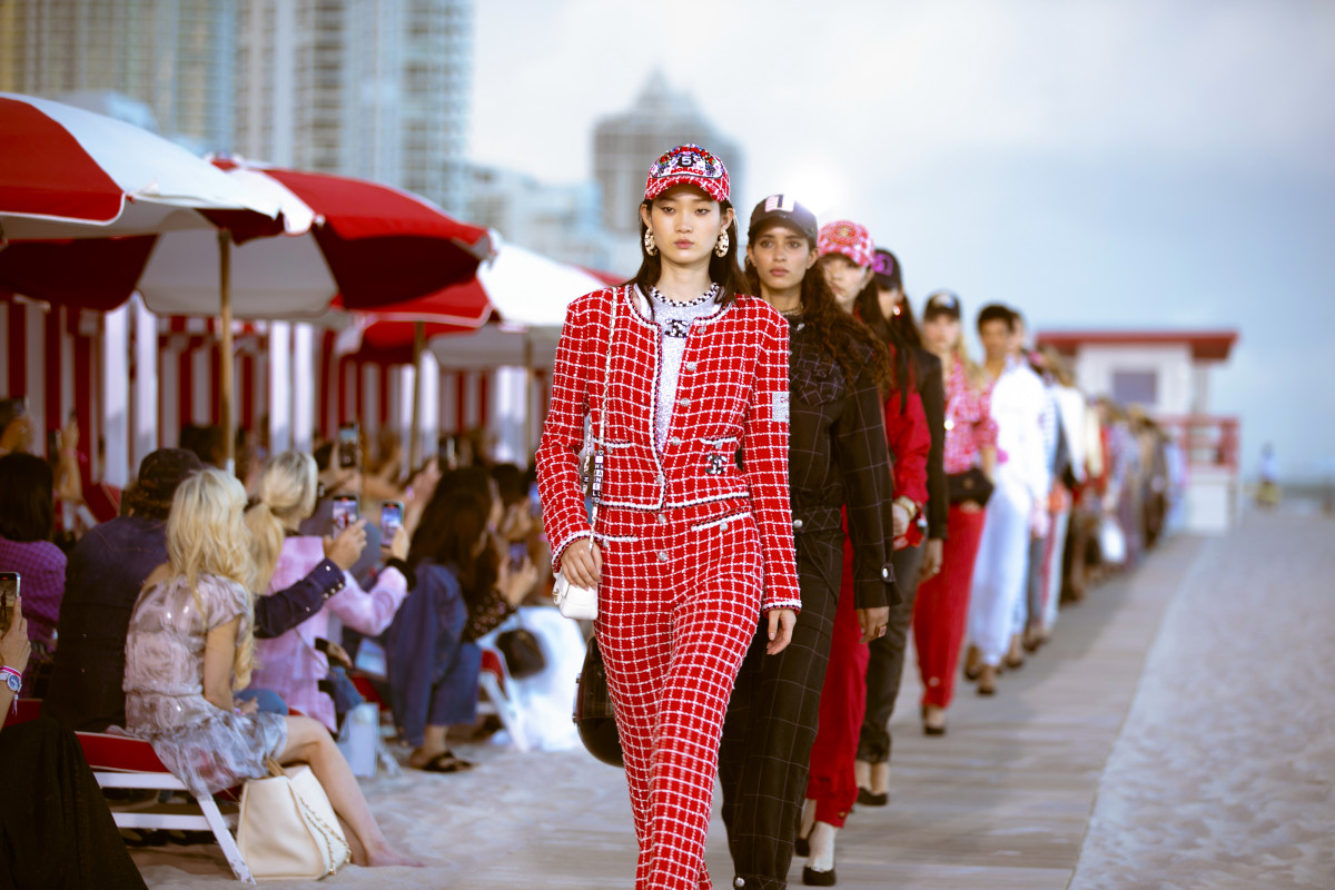 Por qué las marcas de lujo están invirtiendo en la puesta en escena de los desfiles de moda