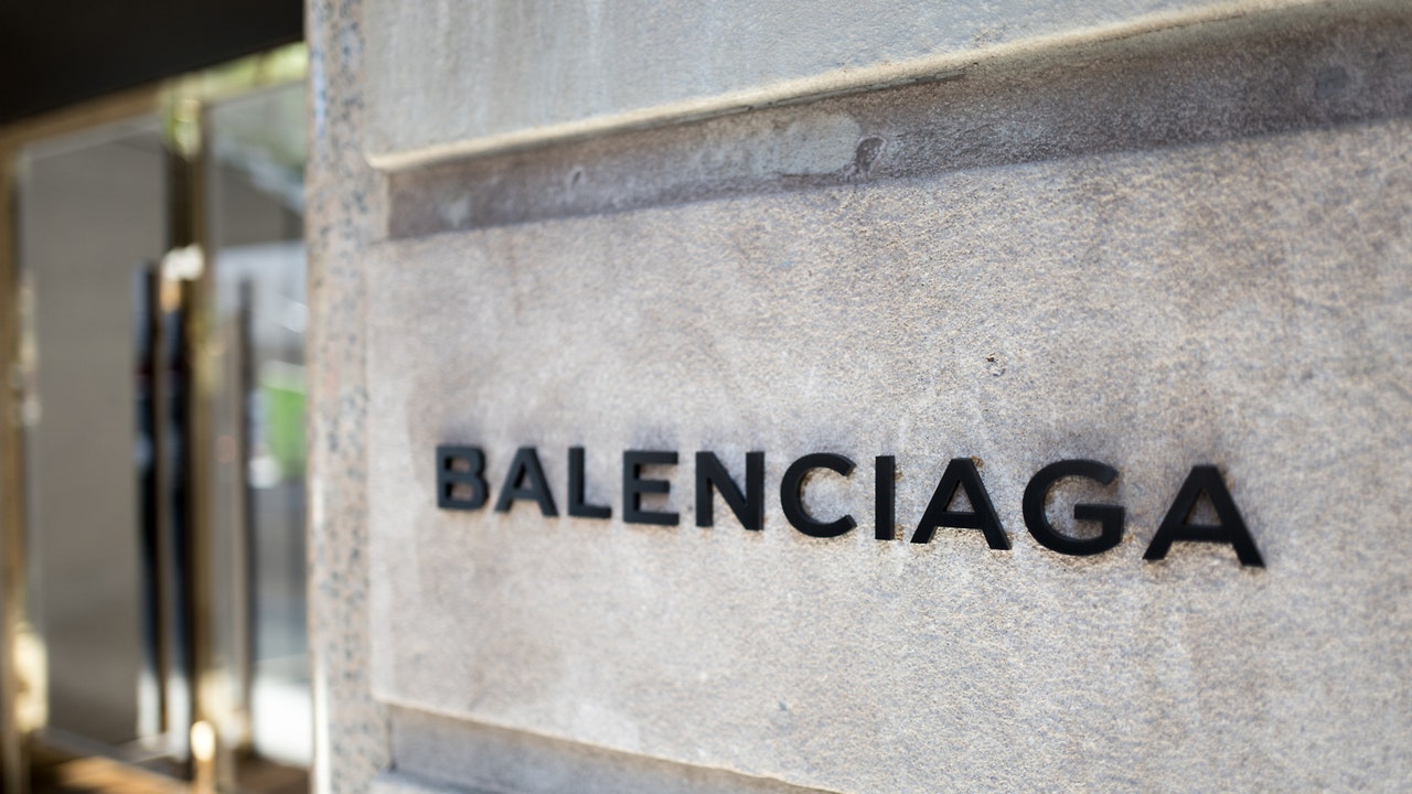 Balenciaga "asume toda la responsabilidad" por sus polémicas campañas publicitarias