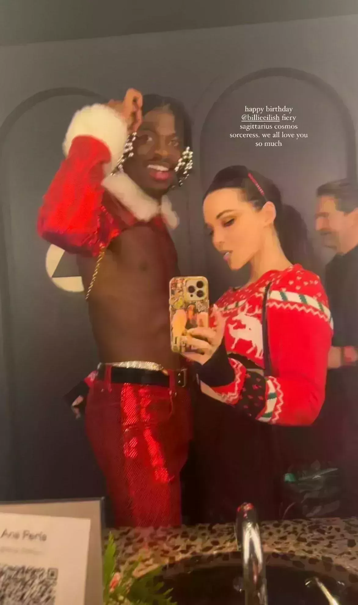 Billie Eilish lució un minivestido de Papá Noel en su 21 cumpleaños