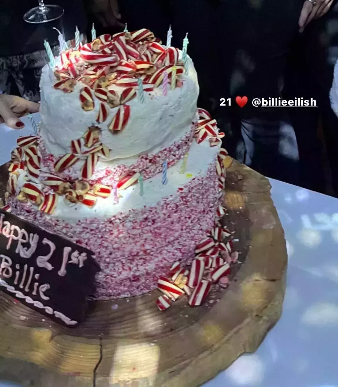 Billie Eilish lució un minivestido de Papá Noel en su 21 cumpleaños