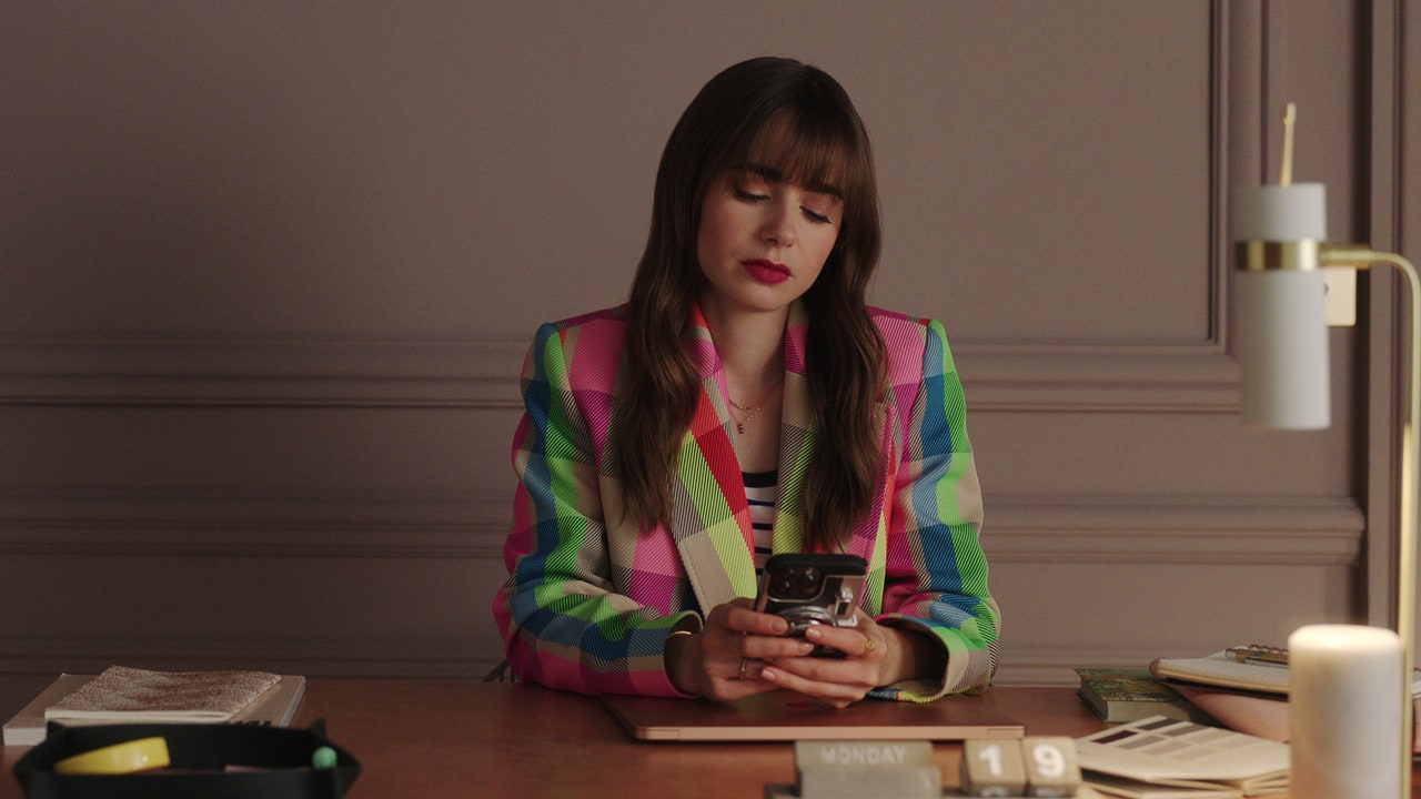 Calificamos los atuendos de &quot;Emily en París&quot; y tenemos algunas ideas
