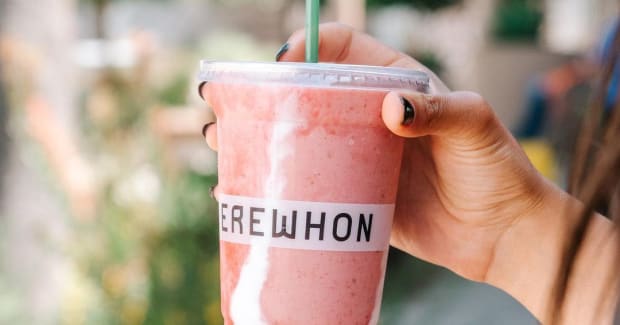 Cómo el batido de marca Erewhon se convirtió en el inesperado estándar de oro del marketing de belleza