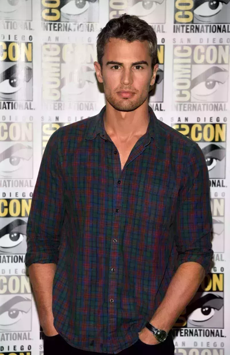 La transformación de Theo James en Hollywood en fotos: De 'Divergente' a la actualidad