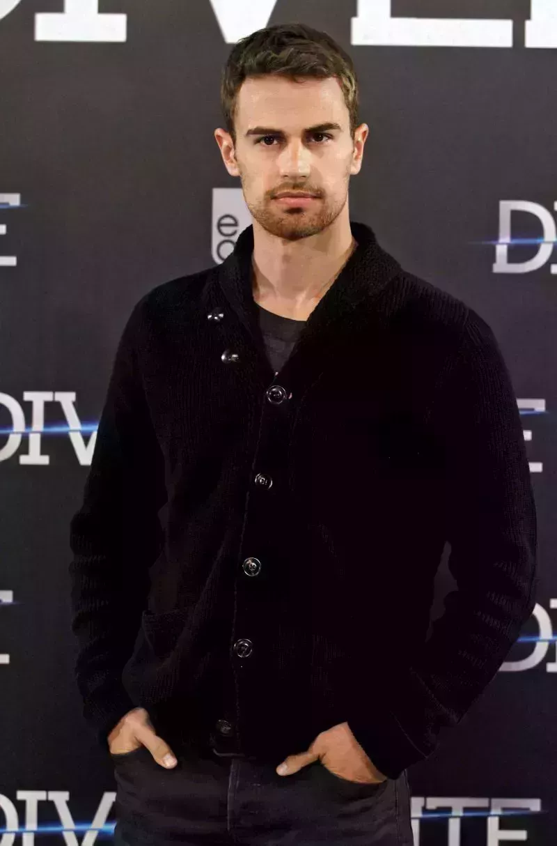 La transformación de Theo James en Hollywood en fotos: De 'Divergente' a la actualidad