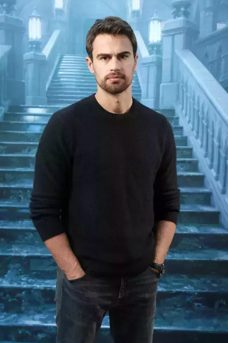 La transformación de Theo James en Hollywood en fotos: De 'Divergente' a la actualidad