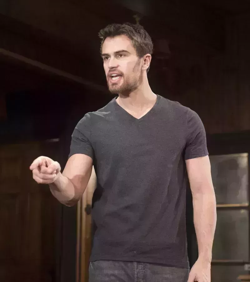 La transformación de Theo James en Hollywood en fotos: De 'Divergente' a la actualidad